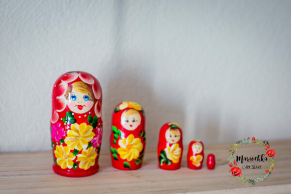 Matriochka rouge traditionnel