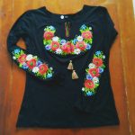 Tee-shirt noir fleuri manches longues